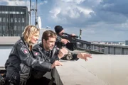Melanie (Sanna Englund, l.) und Mattes (Matthias Schloo, M.) beobachten das Treffen mit einem Dealer. Sie hoffen, dass sie so eine Spur zu dem entführten Mädchen finden.