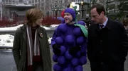 Det. Stabler (Christopher Meloni, r.) und Benson (Mariska Hargitay) befragen den Schauspieler Lukas (Zachary Knighton), der verdächtigt wird, ein junges Schulmädchen ermordet zu haben.