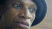 Südafrika hat mit knapp 8 Millionen die meisten HIV-Infizierten weltweit, etwa jeder fünfte Erwachsene ist betroffen. Tiny ist einer von ihnen und erhielt Medikamente von einer NGO. Seit es keine US-Hilfen mehr gibt fehlt der NGO das Geld und Tiny bekommt keine Medikamente mehr.