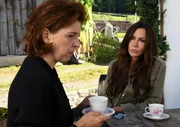 Katja (Simone Thomalla, r.) berät Heidrun Niedermayer (Catalina Navarro Kirner, l.) bei einer schwierigen Entscheidung: Was soll Heidrun mit dem Geständnis ihrer soeben verstorbenen Mutter, als Krankenschwester vor vielen Jahrzehnten zwei Neugeborene vertauscht zu haben, nun anfangen?