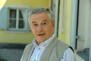 Gerstl (Gerd Lohmeyer) bleibt mit seinem Jackenärmel am Birnenspalier des Brunnerwirts hängen.