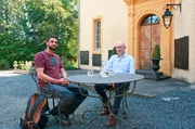 Steffen König (li.) im Gespräch mit Herrn Ton Eggen (Eigentümer) auf Schloss Roth (Roth a.d. Our)