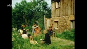 In einer Wohngemeinschaft aus mehreren Männern und Frauen in einem alten Bauernhaus in Niederbayern hat sich die Rockgruppe "Frühling" zusammengefunden - hier bei einer Probe im Freien.