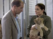 Dr. Fährmann (Michael Lesch) mit Dr. Susanne Mertens (Elisabeth Lanz) und dem kränkelnden Nachwuchs.