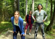Lilly Engel (Julia Beautx, l.) geht beim Joggen die Luft aus. Lissy Krug (Ruth Wohlschlegel, M.) und Heidrun Niedermayer (Catalina Navarro Kirner, r.) sind ebenfalls außer Puste.