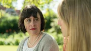 Doch dann tauchen plötzlich Beweise auf, die Gisela Brandner (Ruth Meyer, l.) in tiefe Bedrängnis bringen und Sabrina (Antonia Lingemann, r.) aufs Heftigste bestürzen. Was hat ihre Mutter ihr nur verschwiegen?