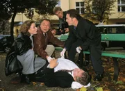 Der Unternehmensberater Erwin Steinhäuser (Komparse, lieg.) wird tot aufgefunden. Staatsanwältin Clausen (Brigitte Beyeler), Kehler (Wolfgang Bathke, 2.v.l.) und Bongartz (Max Gertsch) ermitteln (hi. Komparse).