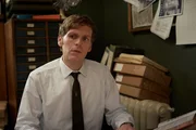 Endeavour Morse (Shaun Evans) ermittelt in dem Fall des ermordeten Adrian Weiss. Die vermeintliche Tatwaffe - ein alter indischer Dolch - macht ihn stutzig.