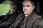 Carla Duffy (Orla Charlton) mit ihrem Sohn Curtis Keogh (Fionn Ó Loingsigh), der eine Beziehung zu der toten Polizistin unterhielt.