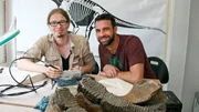 Steffen König (re.) mit Ole Funk Dinglinger (Paläontologe) im Präparationsraum im Dinosaurierpark Teufelsschlucht.