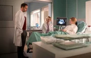 Dr. Ina Schulte (Isabell Gerschke, mi.) hat die Schwangerschaft von Alisa Binder (Luzie Juckenburg, re.) bestätigt. Dr. Hoffmann (Julian Weigend, li.) hat allerdings schlechte Nachrichten. Alisas Leber ist schwer geschädigt. So schwer, dass sie an die Dialyse muss.