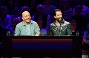 Rateteam-Kapitän Bernhard Hoëcker (l.) mit Musiker Alec Völkel (r.), alias ‚Boss Burns’ von ‚The BossHoss’.