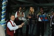 Roland ist stolz, dass Jana gemeinsam mit der Lansinger Blaskapelle auftritt. Von links: Roland Bamberger (Horst Kummeth) und Jana Keller (Isabella Hübner).