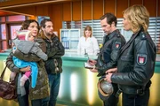 Auch Jessica Steinbach (Clelia Sarto, l.) und deren Bruder Frank (Hubertus Hiess, 2.v.l.) wissen angeblich nicht, wer Nils Steinbach zusammengeschlagen hat. Mattes (Matthias Schloo, 2.v.r.) und Melanie (Sanna Englund, r.) bringt die Befragung der beiden nicht weiter.
