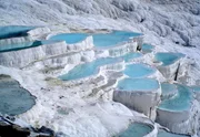 Die berühmten Kalksinterterrassen von Pamukkale. Seit Jahrtausenden fließt hier heißes Quellwasser zu Tal und lässt weißen Kalkstein zurück. Die natürlichen Badebecken wurden schon von den Römern genutzt.