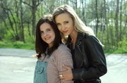 Charlie freut sich, ihre Mutter wiederzusehen. Von links: Charlie (Marie-Claire Schuller) und Jana Keller (Isabella Hübner).