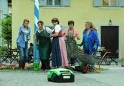 Floris Gehilfe, der automatische Rasenmäher, hat sich selbstständig gemacht. Von links: Uschi Guggenmoser (Silke Popp), Monika Vogl (Christine Reimer) und Rosi Brunner (Brigitte Walbrun).
