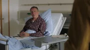 Franz Gruckler (Johann Schuler) macht sich Sorgen, dass während seines Krankenhausaufenthalts seine Almhütte beschädigt werden könnte.