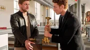 Maik (Daniel Donskoy, r.) wird von Tom (Steve Windolf) gewarnt, dass Ellen mit seinem Falschgeld shoppen ist. Maik hat eine Idee und plündert den Opferstock.