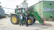 Lars Pöhlmann (Dominic Boeer, r.) stattet dem Bauern und Betreiber einer Biosgasanlage, Jochen Köhre (Jörg Pose, l.), einen Besuch ab. Der streitet vehement ab, etwas mit Thorsten Steins Tod zu tun zu haben. Doch was wollte er auf der Eröffnungsfeier des Hofs? Und warum hat er für die Tatzeit kein Alibi?