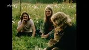 In einer Wohngemeinschaft aus mehreren Männern und Frauen in einem alten Bauernhaus in Niederbayern hat sich die Rockgruppe "Frühling" zusammengefunden - Diskussion im Gras über einen Song.