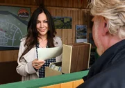 Als Vertretung begrüßt Katja (Simone Thomalla) Urlauber Fritz (Felix von Manteuffel) auf dem Campingplatz.