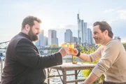 Benni Hornberg (Antoine Monot, Jr., l.) und Leo Oswald (Wanja Mues, r.) unterhalten sich über ihre Ahnen und darüber, wie froh sie sind, dass sie einander haben.