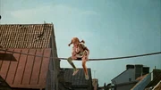 Mit einem Hochseilakt gelingt es Pippi (Inger Nilsson) ihren Freunden Geld für neue Kleidung zu beschaffen.