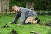 Xaver (Michael Schreiner) soll einen Maulwurf vom Lansinger Friedhof entfernen.