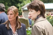 Katie Soper (Gwyneth Strong, l.) und Sonia Woodley (Maureen Beattie, r.).