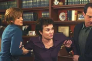 Det. Benson (Mariska Hargitay, l.) Stabler (Christopher Meloni) müssen die unter Verfolgungswahn leidende Marilyn Nesbit (Diane Venora) zurückhalten.