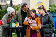 Von links: Anne Jahnke (Linda Marlen Runge), Safi Edemir (Ercan Durmaz), Rike Köhler (Isabell Horn), Baby Luis (Komparse), Betty Hertz (Henrike Hahn)