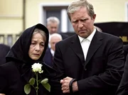 Am Grab des Ehemanns und Vaters: Hermine Stickler (Christine Ostermayer) mit ihrem Sohn Thomas (Harald Krassnitzer).