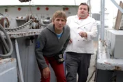 Dem Schiffsgeist dicht auf den Fersen! Fritz Fuchs (Guido Hammesfahr, l.) will wissen, was hinter dem Spuk steckt. Der Smutje (Christoph Hagen Dittmann, r.) ist skeptisch.
