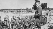 Der deutsche Führer Adolf Hitler salutiert während der Besetzung Polens durch die Nazis vor seiner Truppe