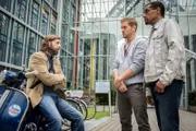 Dominik Morgenstern (Joscha Kiefer, M.) und Franz Ainfachnur (Christofer v. Beau, r.) sprechen auf dem Parkplatz mit Ralf Nowak (Oliver Korittke, l.).