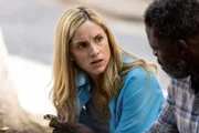 Laura (Sophie Rundle) ist irritiert, als Colin (Danny Sapani) behauptet, die Uhr sei nicht die seines Sohnes, weil die Gravur auf der Rückseite fehlt.