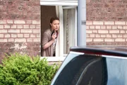 Das Haus von Cornelia Pechstein (Julia Beerhold) wird von der Polizei belagert.