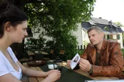 Andreas (Martin Gruber, r.) konfrontiert Theresa Prechtl (Angela Ascher, l.) mit seinem Verdacht.