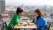 Gillian (Sarah Paul, l.) und ihre Freundin Sadie (Esther Hall) wollen sich ein paar schöne Tage in Barcelona machen, doch ein Erpresser durchkreuzt ihre Pläne.