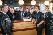 Die Kollegen vom PK 21 haben ihrem Chef (Hannes Hellmann, l.) eine Überraschungs-Geburtstags-Torte besorgt: Wolle (Harald Maack), Hans (Bruno F. Apitz), Franzi (Rhea Harder Vennewald), Mattes (Matthias Schloo), Melanie (Sanna Englund).