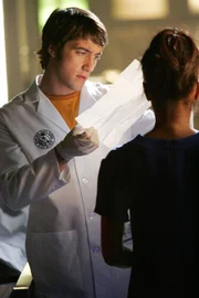 Alexx Woods (Khandi Alexander) und Ryan Wolfe (Jonathan Togo) begutachten den Obduktionsbericht. Können sie dadurch den Täter eines ermordeten Geschäftsmanns überführen?