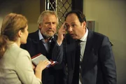 Hubert belehrt Martin und Uschi. Von links: Uschi Guggenmoser (Silke Popp), Martin (Hermann Giefer) und Hubert Kirchleitner (Bernhard Ulrich).