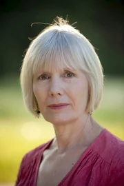 Joyce Barnaby (Jane Wymark).