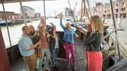 Als die Ermittler den Fall erfolgreich abgeschlossen haben, steht ihnen noch ein schwerer Abschied bevor: Hoofdagentin Anneke van der Meer (Isabel Berghout, r.) wird in ihre niederländische Heimat zurückbeordert. Zuvor wird aber noch im Kreise ihrer Kollegen Lars (Dominic Boeer, l.), Reuter (Udo Kroschwald, 2.v.l.), Helene (Katharina Blaschke, 3.v.l.), Timmermann (Mathias Junge, M.), Katrin (Claudia Schmutzler, 3.v.r.) und Roswitha Prinzler (Silke Matthias, 2.v.r.) gebührend Abschied gefeiert. In Wismar knallen die Sektkorken!