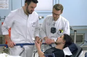 Yunus hat seine Hand in eine Maschine gequetscht. Assistenzarzt Simeon Däschler (l.) und Facharzt Gabriel Hundeshagen untersuchen ihn.