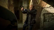 Karl Hidde (Alexander Held) unterstützt mit seiner Waffe die Kollegin Petersen beim Showdown im verfallenen Jugendwerkshof Kiefernhain.