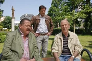 Kann Siegfried Dankl (Dietz-Werner Steck, r.) den Cops Korbinan Hofer (Joseph Hannesschläger, l.) und Christian Lind (Tom Mikulla, M.) wertvolle Hinweise geben?
