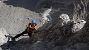 Andreas Marthaler (Martin Gruber) genießt es, seine Kletterleidenschaft mit der Arbeit bei der Bergwacht vereinen zu können.