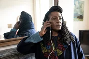 Ellis (Sharon D Clarke) versucht, ihre Tochter anzurufen.
